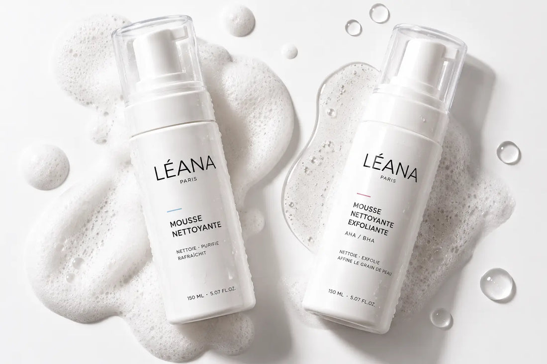 Deux mousses nettoyantes pour le visage, l’une douce et l’autre exfoliante AHA/BHA, présentées côte à côte